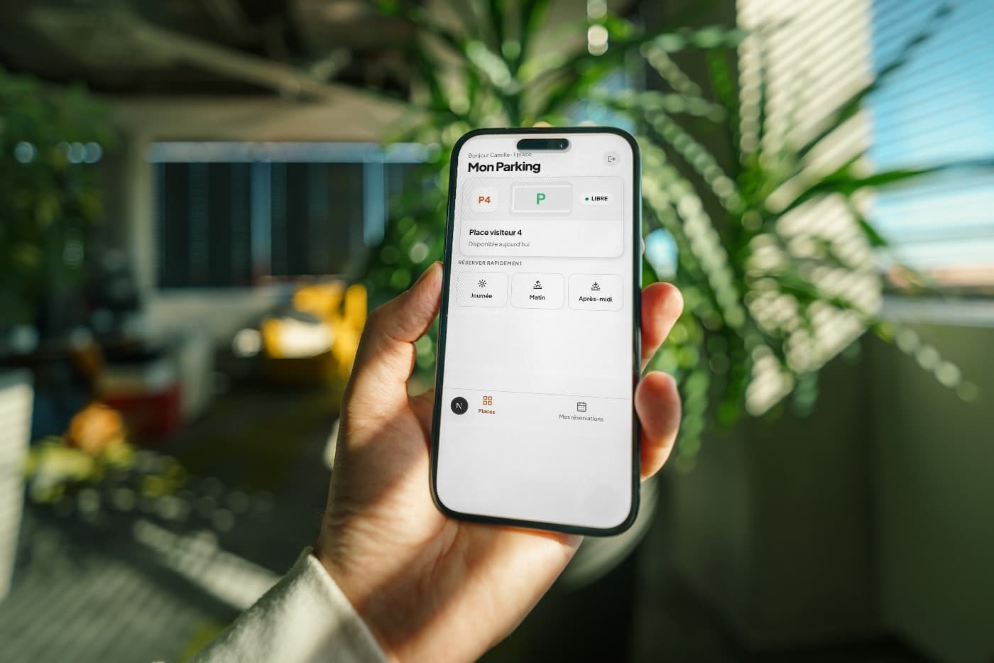 Résident consultant l'application coproeasy.fr sur son téléphone